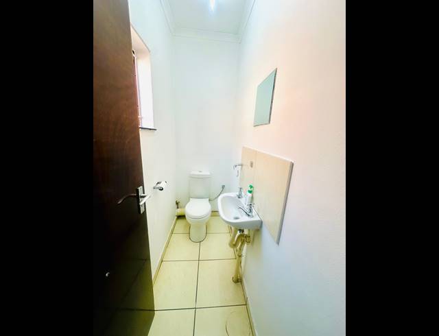 475M² MEDICAL SUITE TO LET IN ALBERTON NORTH